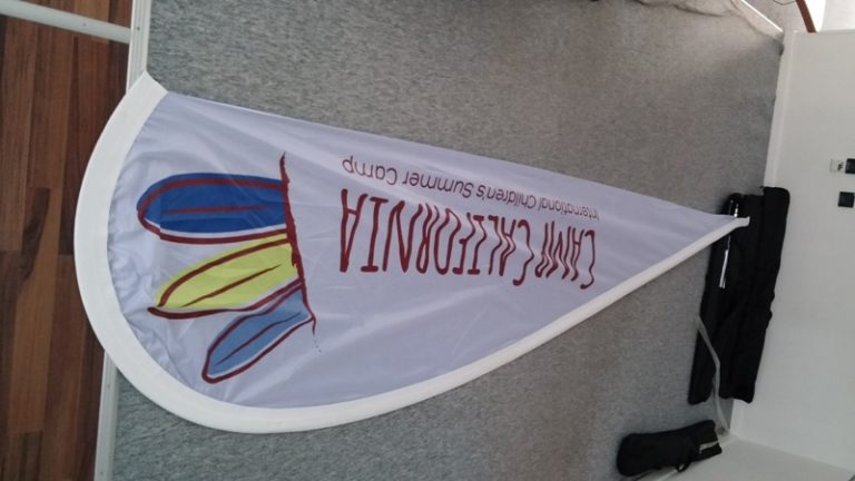 Read more about the article Baner za plažu, teardrop baner, reklamna zastava rotirajuca